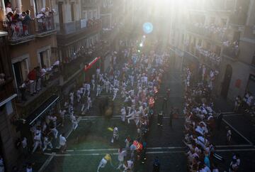 Imágenes del quinto encierro de los Sanfermines 2022 con la ganadería de Cebada Gago. La carrera ha sido complicada y ha dejado varios heridos y caídas.