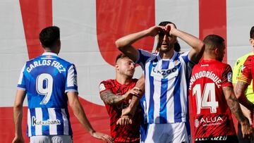 PALMA DE MALLORCA, 12/03/2023.- El centrocampista de la Real Sociedad Mikel Merino (c) durante el partido de LaLiga disputado este domingo en el Estadio Mallorca Son Moix. EFE/ Cati Cladera