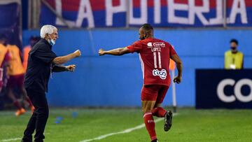 Julio Comesaña y Edwar López celebrando un gol de Medellín en Copa Sudamericana.