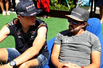 Max Verstappen junto a  Fernando Alonso antes del Gran Premio de Hungría. 