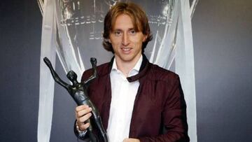 Modric posa con el galardón que le acredita como mejor croata del año.