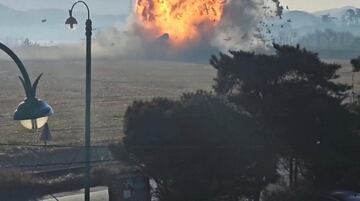 Momento de la explosión tras la colisión del vuelo 7C2216 de Jeju Air tras salirse de la pista tras aterrizar en el Aeropuerto Internacional de Muan en Corea del Sur. Captura de pantalla obtenida de un video.