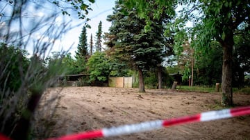 EDITORS NOTE: Graphic content / A police cordon can be seen at the site after the police finished a two-day search in a garden allotment in the northern German city of Hanover on July 29, 2020, in connection with the disappearance of British girl Madelein