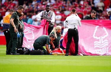 Al inicio del encuentro entre el Nottingham Forest y el Bournemouth Danilo, jugador brasileño del conjunto de la ciudad de Nottingham, cayó al suelo tras disputar un duelo aéreo en mitad del campo con Semenyo sufriendo una escalofriante lesión. Al caer su tobillo izquierdo cedió de una manera impactante. La lesión fue tan escalofriante que el cuerpo médico de los 'tricky trees' tuvo que desplegar una lona con el logo del equipo para cubrir al brasileño. Finalmente, abandonó el campo en camilla.
