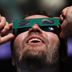 Why do my eyes hurt? The effects of looking at the solar eclipse without glasses
