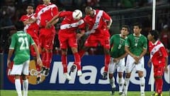 Bolivia y Perú se miden en su primera llave directa