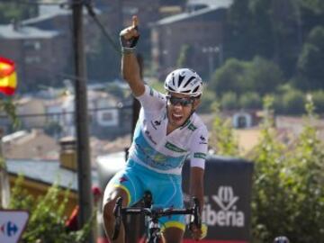 Fabio Aru celebra su liderato de La Vuelta.