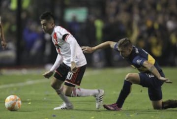 BAS11. BUENOS AIRES (ARGENTINA), 14/05/2015.- El jugador Nicolás Colazo (d) de Boca Juniors disputa el balón con Gonzalo Martínez (d) de River Plate hoy, jueves 14 de Mayo de 2015, durante un partido por los octavos de final de la Copa Libertadores, en el estado de Boca Juniors en Buenos Aires (Argentina). EFE/David Fernández