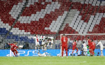 Lanzamiento de una falta directa de Joshua Kimmich.