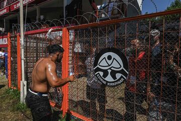 Los luchadores turcos pelean durante el 661º torneo anual de lucha libre de aceite de oliva de Kirkpinar en Sarayici, cerca de Edirne, en el oeste de Turquía. En Kirkpinar, los concursantes, desnudos hasta la cintura, están empapados en aceite de oliva de pies a cabeza y visten pantalones de cuero especialmente diseñados. Los combates uno contra uno que se organizan cada verano se parecen mucho a los primeros que se celebraron hace casi 650 años. Tres toneladas de aceite de oliva se utilizan cada año para la ocasión. 