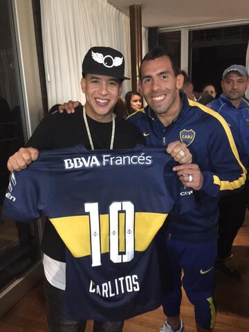 Famosos que han posado con la camiseta de Boca o River