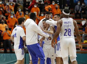 Los compañeros de Heurtel celebran con el base el triple ganador.