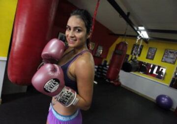 La boxeadora colombiana, Mónica Henao, afincada en Panamá busca triunfar en el boxeo latinoamericano, está harta de que sus contrincantes la subestimen por su escultural cuerpo y de que antes de subirse al ring le suelten frases como "la modelito va a com