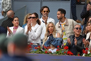 Iván Sánchez, TheGrefg, Carolina Marín, Ana Mena y Javier Gutiérrez durante el partido de Alcaraz. 