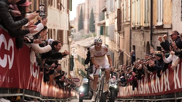 Pogacar en los metros finales de la carrera.