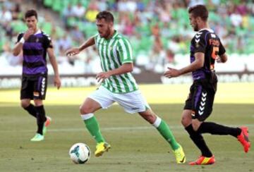 El defensor del Betis Javi Chica ante el centrocampista del Valladolid Fausto Rossi.