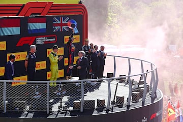 El ganador de la carrera Max Verstappen de los Países Bajos y Oracle Red Bull Racing levanta su trofeo en el podio durante el Gran Premio de F1.