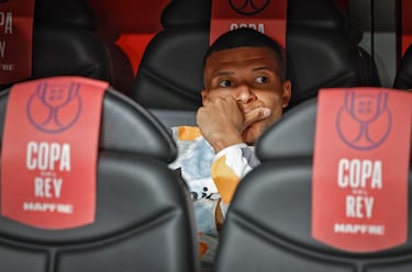 Kylian Mbappé en el banquillo del real Madrid.