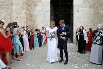 La pareja ya casada saliendo de la iglesia. 