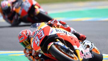 Spain's rider Marc Marquez competes on his Repsol Honda Team MOTOGP NxB093 ahead of Spain's rider Dani Pedrosa on his Repsol Honda Team MOTOGP NxB026 during the MotoGP race of the French Motorcycle Grand Prix, on May 21, 2017 in Le Mans, northwestern France. / AFP PHOTO / JEAN-FRANCOIS MONIER