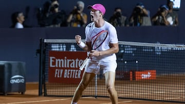 El tenista brasileño João Fonseca celebra su victoria ante el chileno Cristian Garín en los octavos de final del Torneo de Río de Janeiro.