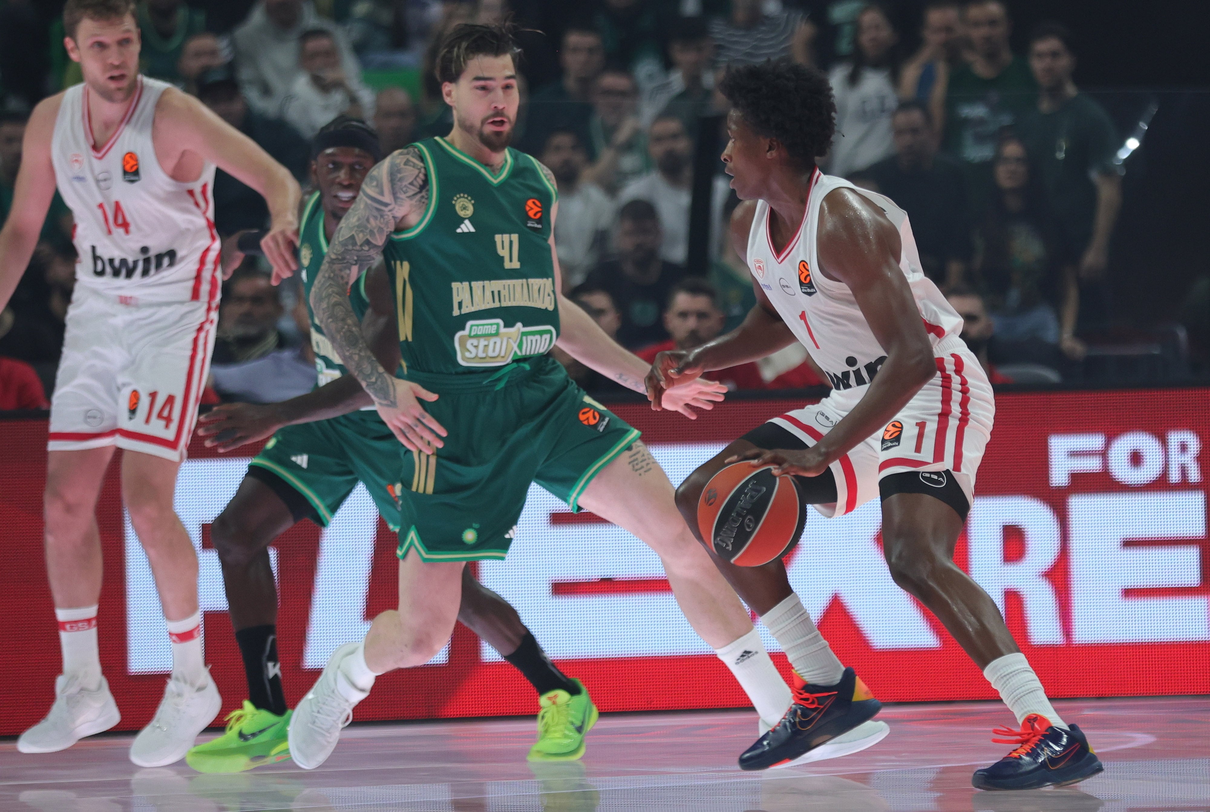 Ataman critica a árbitros y jugadores tras perder el derbi griego de la Euroliga