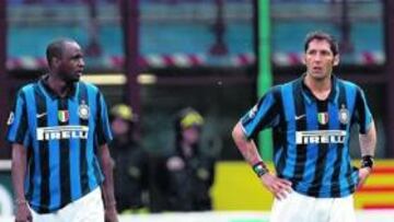 <b>SOSPECHAS EN EL INTER-SIENA. </b> Se sospecha del Inter-Siena de la penúltima jornada. El encuentro, que acabó 2-2, podría haber sido para los locales, pero Materazzi (en la foto, entre Vieira y Cambiasso) falló un penalti; en esa jugada, discutió con Cruz para ser él el que lanzara la pena máxima.
