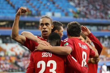 El equipo danés celebra el único gol del partido.
