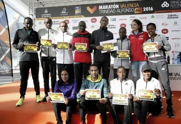 Los atletas de élite que participarán el proximo domingo en la Maratón Valencia Trinidad Alfonso posan juntos tras la rueda de prensa ofrecida hoy para su presentación.