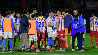 Los jugadores de ambos equipos se saludan al término del partido.