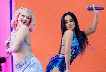 Becky G junto a una de sus bailarinas durante el primer d¨ªa del Festival de M¨²sica y Artes de Coachella Valley.