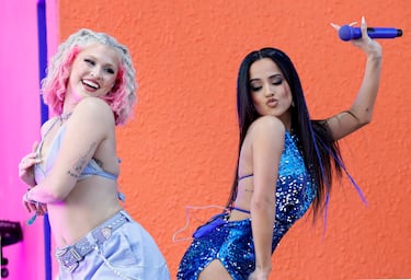 Becky G junto a una de sus bailarinas durante el primer día del Festival de Música y Artes de Coachella Valley.