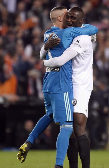 Los jugadores del Valencia celebraron la clasficación para la final de la Copa del Rey. En la imagen, Mouctar Diakhaby y Jaume Domenech.