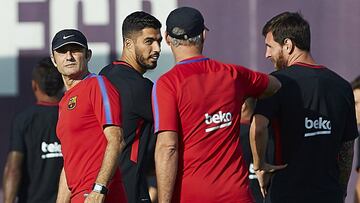 El técnico del Barcelona, Ernesto Valverde, el uruguayo Luis Suárez y el argentino Leo Messi durante el entrenamiento realizado esta tarde por la plantilla azulgrana en la Ciudad Deportiva Joan Gamper.