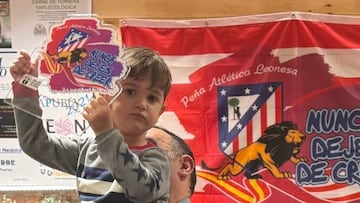 El pequeño Darío en brazos de Juan Carlos López Gómez, presidente de la peña leonesa Nunca dejes de creer.