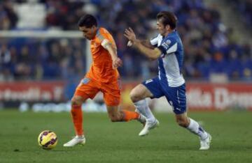 Víctor Sánchez persigue a Enzo Pérez.