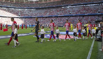 Los jugadores del Atlético de Madrid saliendo al terreno de juego. 