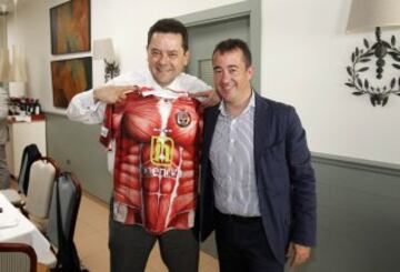 Tom芍s Roncero y Juan Francisco Mart赤n Fresneda, director radio televisi車n de Castilla y Le車n, creador de las camisetas originales de la Cultural Leonesa y del Palencia.