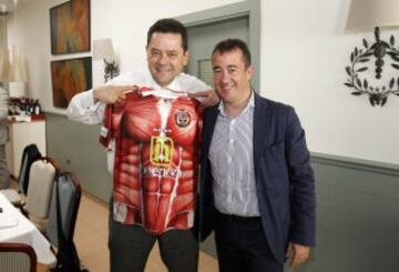 Toms Roncero y Juan Francisco Martn Fresneda, director radio televisin de Castilla y Len, creador de las camisetas originales de la Cultural Leonesa y del Palencia. 

