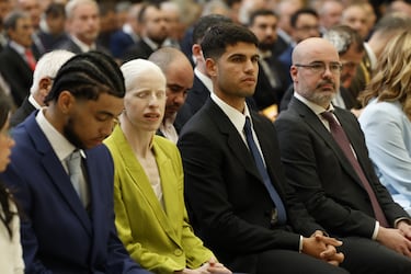 El tenista español, Carlos Alcaraz, junto a Susana Rodríguez Gacio, médica y deportista española, campeona paralímpica de triatlón adaptado e Izan Almansa, jugador de baloncesto español que pertenece a la plantilla del G League Ignite de la NBA G League.