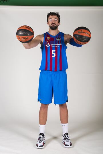 Sanli (29 años y 2,13) se coronó campeón de Europa el curso pasado con el Anadolu Efes, pero este verano ha cambiado de aires. Uno de los pívots más dominantes del baloncesto europeo en el último año, promedió en la Final Four 15,5 puntos y 5 rebotes. Será su primera experiencia fuera de su Turquía natal. Aparte de en el Efes, ha jugado en el Galatasaray, Gaziantep, Muratbey Usak, Trabzonspor y Besiktas.
