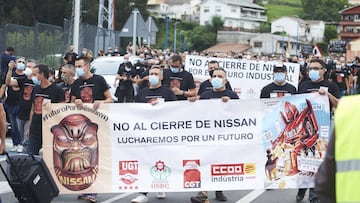 Trabajadores de Nissan Barcelona con pancartas nte la f&aacute;brica de la compa&ntilde;&iacute;a en Los Corrales de Buelna, Cantabria (Espa&ntilde;a)