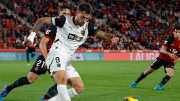 PALMA DE MALLORCA, 29/11/2024.- El delantero del Valencia Hugo Duro controla el balón en el partido de LaLiga entre el Mallorca y el Valencia, celebrado este viernes en el estadio de Son Moix, en Palma. EFE/CATI CLADERA