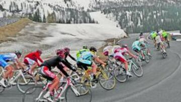 <b>DOLOMITAS. </b>El pelotón inicia el descenso del nevado puerto de San Martino. La batalla se libraría únicamente en la ascensión final.