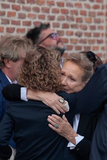 María Teresa Vega, viuda del periodista Pepe Domingo Castaño, recibe las condolencias de amigos y familiares en el exterior del tanatorio.