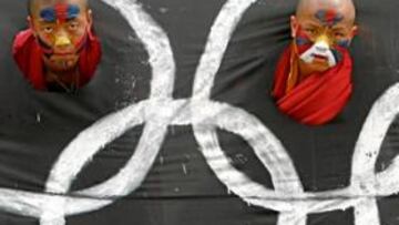 <b>PROTESTA TIBETANA CONTRA CHINA. </b>Un grupo de exiliados tibetanos en Siliguri (noreste de la India) muestran su protesta contra la represión de su país por China.