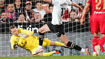 Nyland detiene el balón ante el acoso del valencianista Yaremchuk.