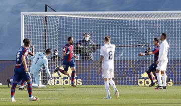 ¡¡EMPATA MORALES CON UN GOLAZO!! ¡Gran centro de Miramón desde la derecha, el balón llega al segundo palo y el Comandante remata a botepronto perfecto para cruzar la pelota ante Courtois! 