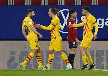 Jordi Alba celebra el 0-1 con Griezmann y Pedri. 