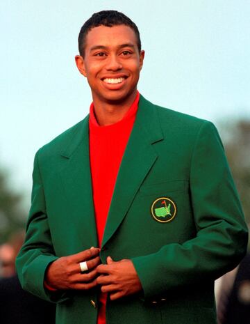 El jugador que ya de amateur captaba la atención del mundo del golf tardó menos de un año como profesional en hacerse hueco entre los más grandes. El 13 de abril de 1997, Tiger ganó el Masters de Augusta con 21 años, 3 meses, y 14 días. Nadie en la historia había vencido en Augusta a esa edad. Y solo cuatro jugadores ganaron un major más jóvenes que él -el más reciente lo hizo en 1931-. Poco tiempo después, con 21 años, 5 meses, y 13 días, el Tigre se convirtió en el jugador más joven en ser número uno mundial. A sus 24 años ya era el golfista de menor edad en conquistar los cuatro majors.